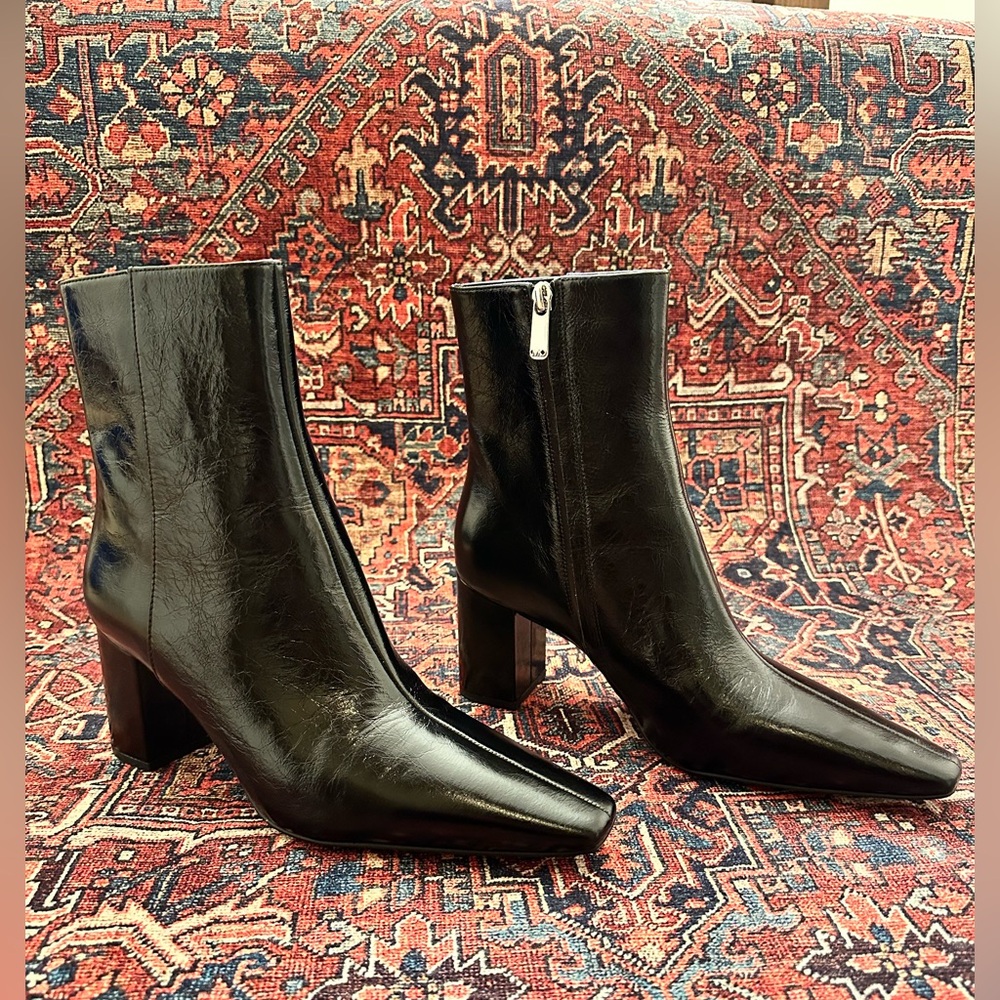 MICHAEL KORS
Elise Leather Ankle Boot